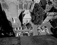 856080 Overzicht van het Domplein te Utrecht, vanaf de Domtoren, met geparkeerde auto's.